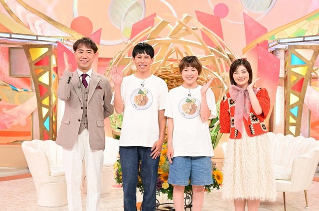 MCの藤井隆さん、あこがれの井上咲楽さんにはさまれてハイ、ポーズ！©ABCテレビ