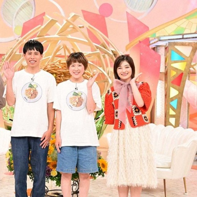 MCの藤井隆さん、あこがれの井上咲楽さんにはさまれてハイ、ポーズ！©ABCテレビ