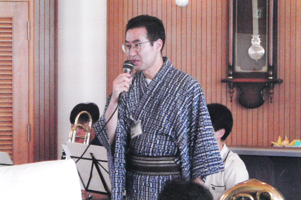 2004年8月、埼玉県和光市の認知症専門病院の開設2年目に開かれた夏祭りで浴衣姿で司会を務める和田さん＝本人提供