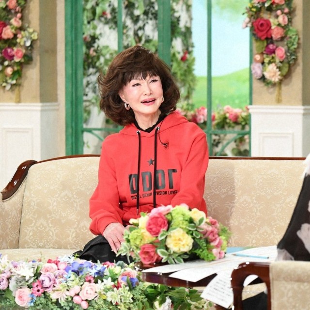 75歳とは思えないパワフルさを誇る山本リンダさん（左）