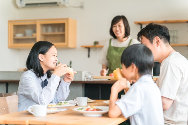 「親の役割放棄」で教育が崩れるのでは…（photoACより「FineGraphics」さん撮影、イメージ画像）