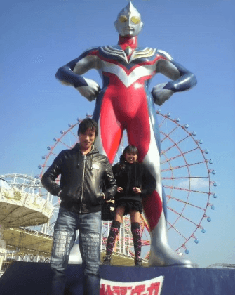 10歳の娘さんとウルトラマンの前でポーズをとるKOUICHIROUさん（2010年・熊本・三井グリーンランド）／KOUICHIROUさん（@ichirou07161128）提供