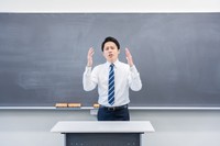 先生の話を聞くうちに自然と涙が…　※画像はイメージです（polkadot@stock.adobe.com）