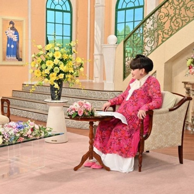 黒柳徹子さん（右）とトークを繰り広げる杉浦太陽さん