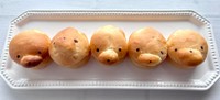 アザラシ？ ラッコ？ 横並びになった耳無しのクマさんパン（画像提供：ピジョンビレッジさん）