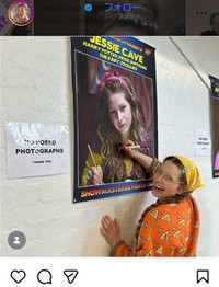 「ハリー・ポッター」のラベンダーのポスターにサインするジェシー・ケイヴ＝ジェシー・ケイヴのインスタグラム＠jessiecaveより