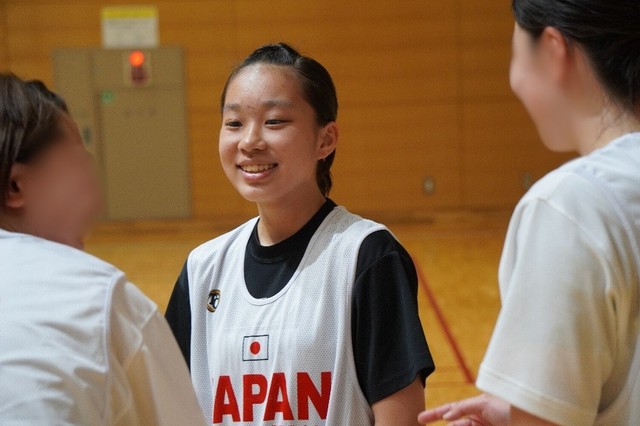 合宿中には仲間と笑い合う場面も