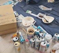 部屋の中はビールや酎ハイなど大量のお酒の空き缶と食べかす、脱いだままの服など汚い不潔な状態だったという（「アニマルレスキューたんぽぽ」さん提供）