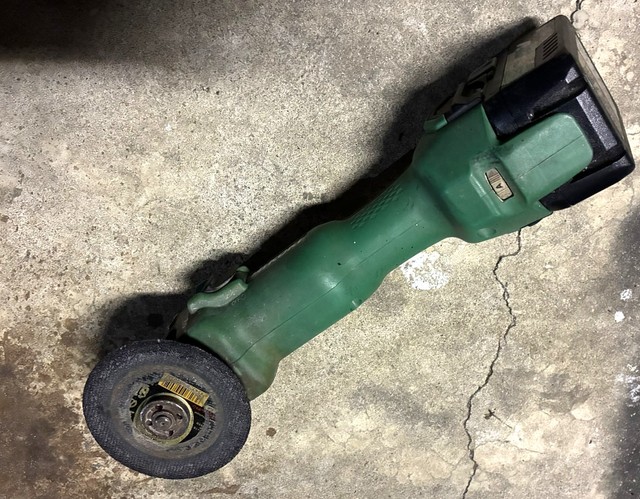 ロックを切り飛ばしたサンダー（なかよし自販機コーナーの広報担当・手塚さん提供）