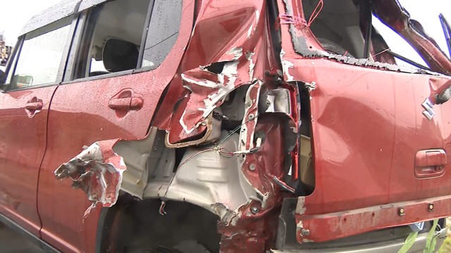 列車と接触した軽自動車