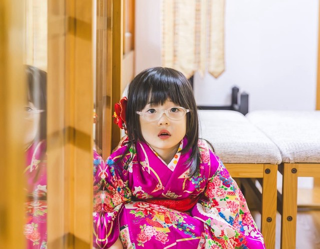 重度知的障害を伴う自閉症の女の子、ちーちゃん。着付け当日の1枚（提供：みどぅ家のちいのん様／(C)リトルジョイ（@littlejoy.photo）※一部トリミング）

