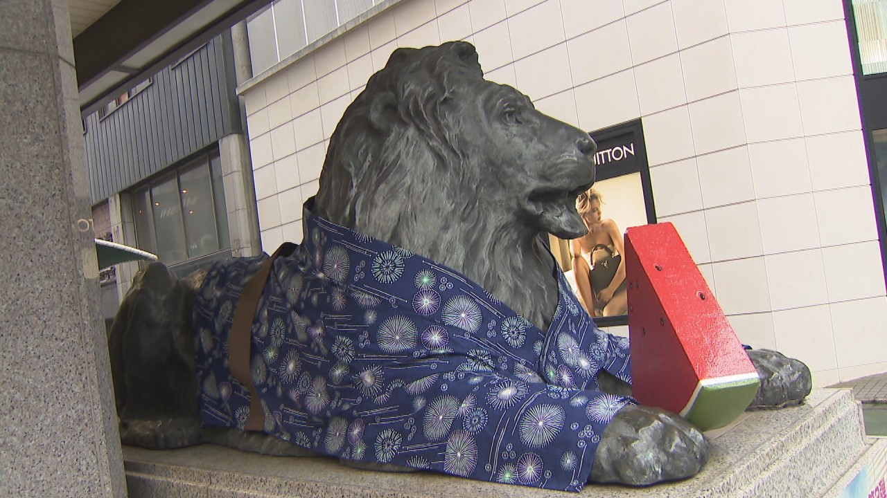 ライオン像も夏の装い 青い浴衣に真っ赤なスイカも 高松三越 | KSB