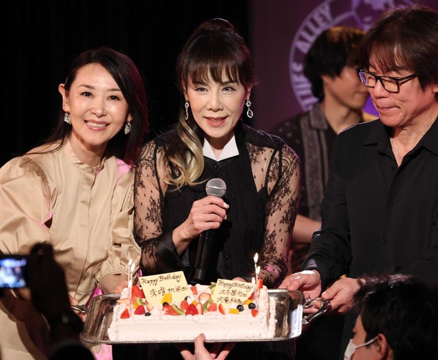 ライブ中、３月が誕生月のギタリスト・土方隆行（右）、コーラスの大滝裕子（左）と共にバースデーケーキを贈られた未唯mie＝東京・目黒のBLUES ALLEY JAPAN