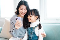 スマホの使い方を親子で話し合う ※画像はイメージです（Q88/stock.adobe.com）