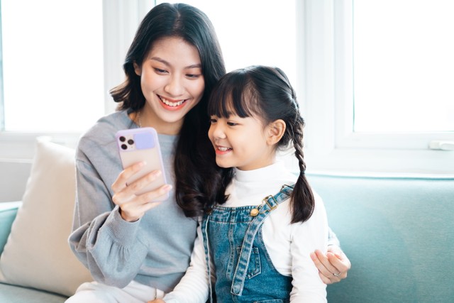 スマホの使い方を親子で話し合う ※画像はイメージです（Q88/stock.adobe.com）