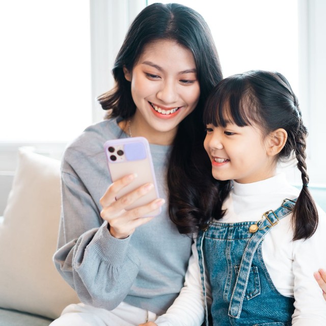 スマホの使い方を親子で話し合う ※画像はイメージです（Q88/stock.adobe.com）