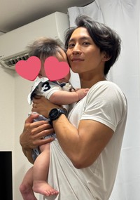 シュッとした頬とふっくらした頬を擦り合わせる、夫と息子/のんぴさん（@sakeyakuzaneko）提供/のんぴさん（@sakeyakuzaneko）提供