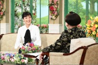 「徹子の部屋」に出演する生田智子（奥）と黒柳徹子＝テレビ朝日提供