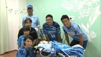 カマタマーレ讃岐の竹内彬選手　脳性まひの少年を慰問　香川・善通寺市