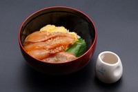 イワナのミニ漬け丼（佐藤旅館提供）
