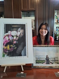 作品が展示されたバーのカウンター越しに笑顔を見せる30歳の元「アイドリング!!!」メンバー・後藤郁＝都内