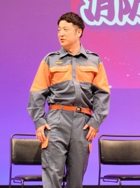 薬指に結婚指輪をつけるお笑いコンビ・和牛(当時)の水田信二(2023年撮影)