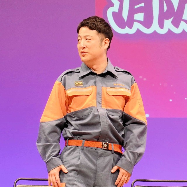 薬指に結婚指輪をつけるお笑いコンビ・和牛(当時)の水田信二(2023年撮影)