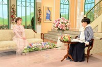 黒柳徹子さん（右）とトークを展開する辻希美さん