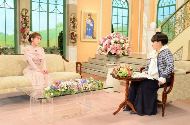 黒柳徹子さん（右）とトークを展開する辻希美さん