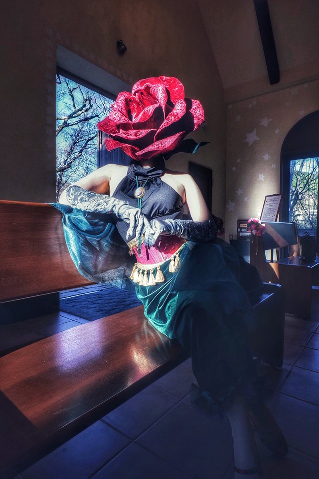 バラはエレガントに。撮影は12月に行っており「めっちゃ寒かった」と中の女性。