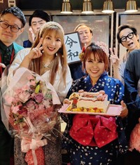 親友の浜田ブリトニー（前列右）が東京・浅草にオープンした店のイベントに参加した山田まりや（同左）