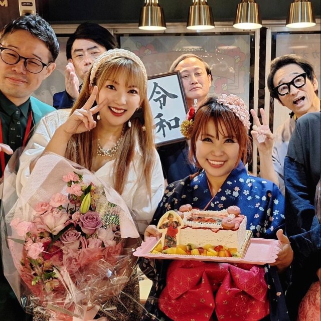 親友の浜田ブリトニー（前列右）が東京・浅草にオープンした店のイベントに参加した山田まりや（同左）