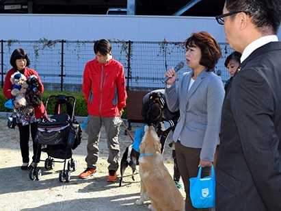 愛犬とお散歩しながら「歩ワン官」、地元愛でつながる
