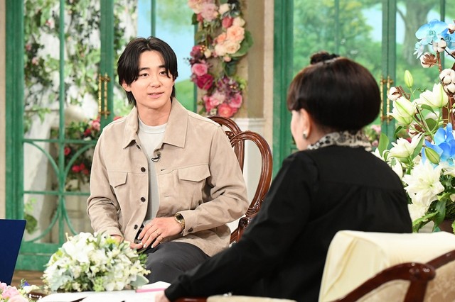 「徹子の部屋」  (右から)黒柳徹子、戸塚優斗＝テレビ日提供