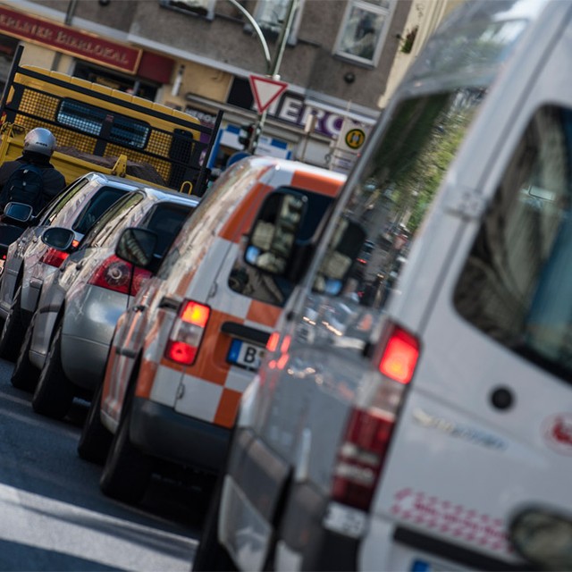 トラックの横転で高速道路が大混乱　※写真はイメージです