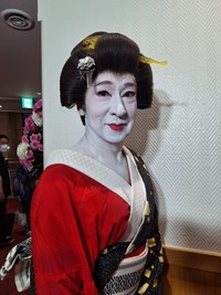 2026年7月の第3弾プロデュース公演後、座長として女形の姿で劇場ロビーで観客を見送る松井誠＝東京・日本橋公会堂