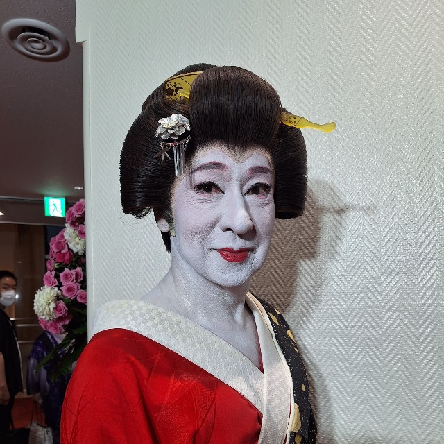 2026年7月の第3弾プロデュース公演後、座長として女形の姿で劇場ロビーで観客を見送る松井誠＝東京・日本橋公会堂