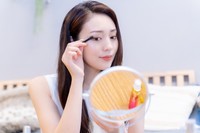 アイリストが推奨するまつ毛ケア方法は、「まつ毛美容液」が最多　※画像はイメージです（fishcake/stock.adobe.com）