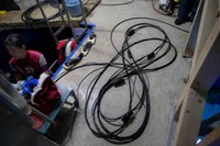 タンクは使わず、水槽の上にあるコンプレッサーで圧縮した空気を長いホースでレギュレーターに送る