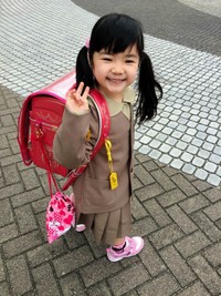 小学校入学時、赤いランドセルを世に笑顔＆ピースサインの仲邑菫二段