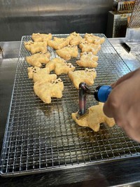 「ニャンニャンいなり」の仕上げ作業中（画像提供：ねこのくら工房さん）