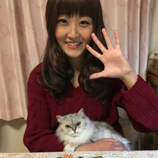 クランを抱く娘の美冬さん。「カマンが旅立ってさみしいけど、新しい仲間と仲良くなれてよかったわね」