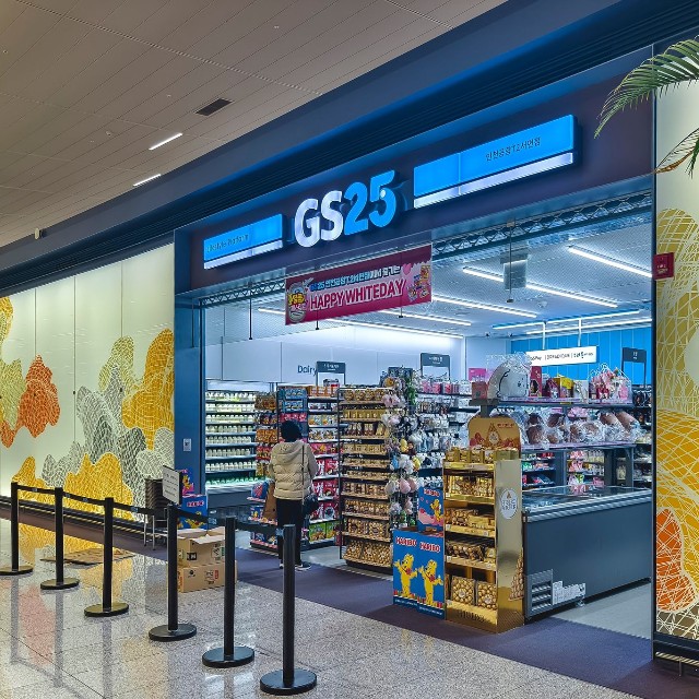 韓国・仁川国際空港第2ターミナルのコンコースエリアにあるGS25コンビニエンスストア作成者 （Mdv Edwards/stock.adobe.com）