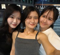 素敵な笑顔を見せる3人の女性。彼氏に送る写真では一変…？（提供：＠hinata_ai_5さん）
