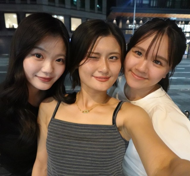 素敵な笑顔を見せる3人の女性。彼氏に送る写真では一変…？（提供：＠hinata_ai_5さん）

