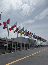 万博には、出店各国の旗がずらりと並びます。