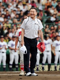 報徳―愛工大名電の始球式に登場した元プロ野球投手の板東英二さん＝2018年
