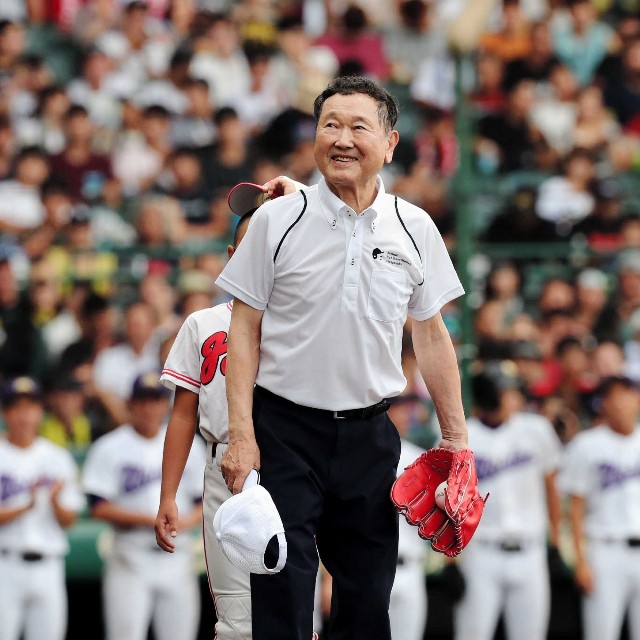 報徳―愛工大名電の始球式に登場した元プロ野球投手の板東英二さん＝2018年