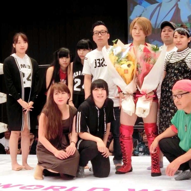 リングで記念撮影する林下ファミリー。中央が詩美、前列右端は父清志さん(2018年）