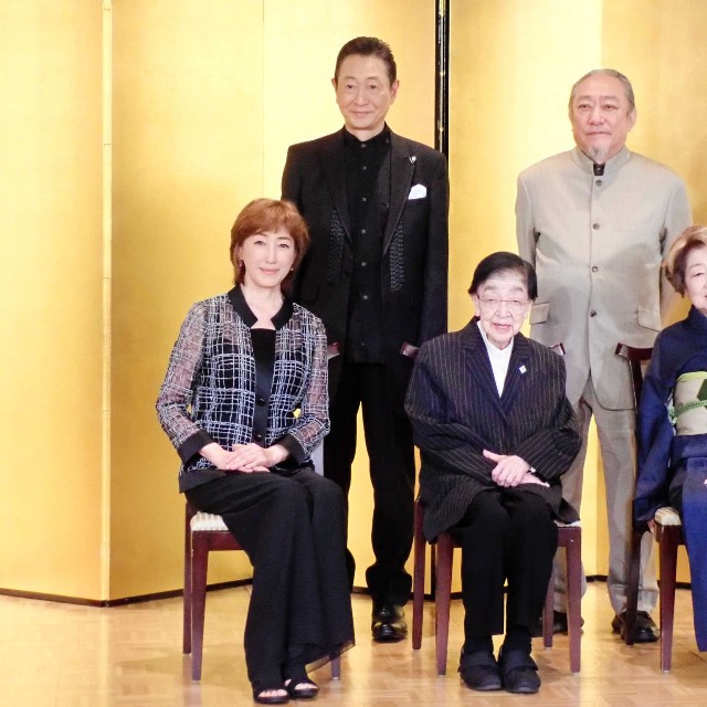 「新派・松竹新喜劇　合同喜劇公演」の記者会見に出席した（前列左から）高島礼子、石井ふく子氏、水谷八重子（後列左から）三田村邦彦、渋谷天外